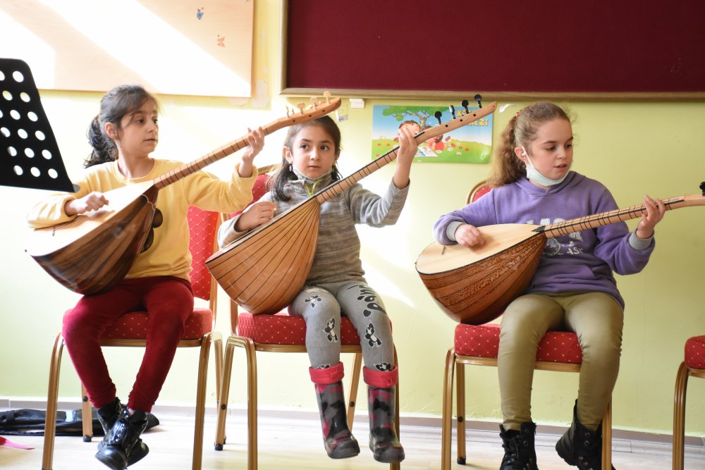 ÖĞRENCİLERİNE BAĞLAMAYI SEVDİRİYOR!