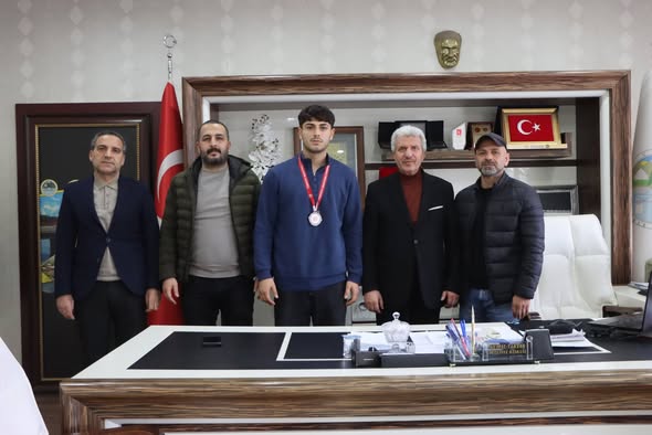 BÖLGE ŞAMPİYONU HAMZA KARA`DAN BAŞKAN TARTAR`A  ZİYARET