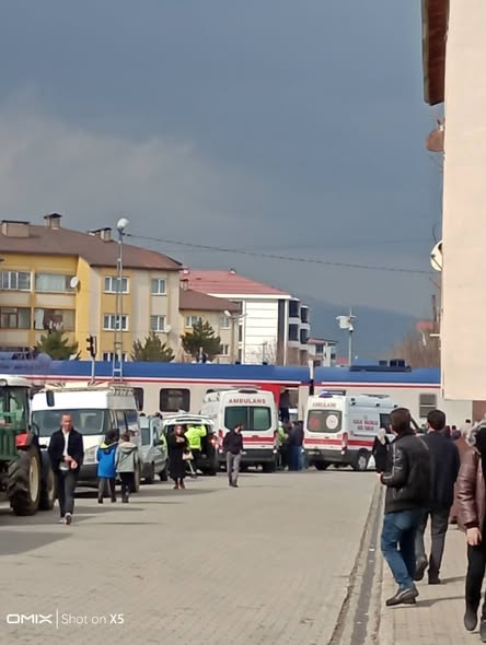 HEMZEMİN GEÇİTTE FACİANIN EŞİĞİNDEN DÖNÜLDÜ: 3 YARALI