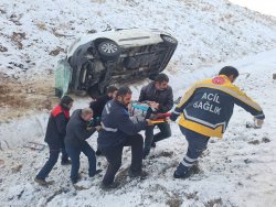 BİNGÖL DİYARBAKIR  YOLUNDA TRAFİK  KAZASI 2 KİŞİ YARALANDI